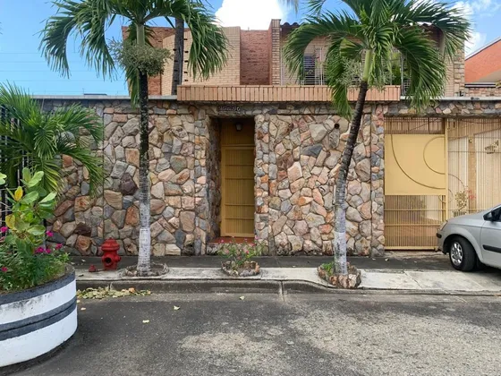 Casa Quinta Urbanizacion Quintas Del Norte Naguanagua. Luisa Mezones Vende.