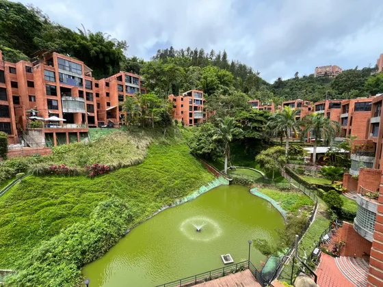 Alquiler De Comodo Townhouse En La Boyera. En El Exclusivo Conjunto Residencia Bosque Encantado.  275 Mts. 4h/3b/2pe