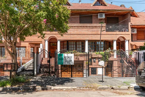 Impecable Duplex De Categoria Con Piscina Y Garage Doble En Martinez.