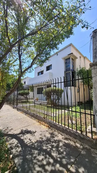 Amplia Casa Familiar En Ñuñoa Con Gran Terreno Y Jardín