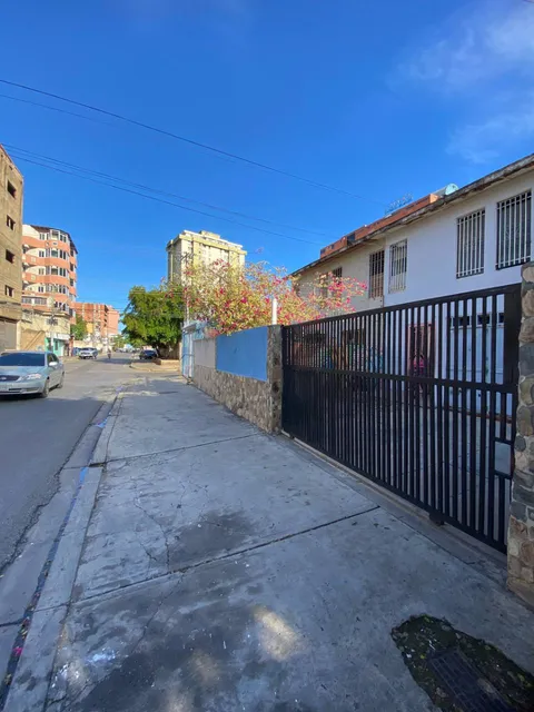 Casa De Dos Niveles En Plena Calle Cedeño, Cerca De La Santiago Mariño Y Av Bolivar
