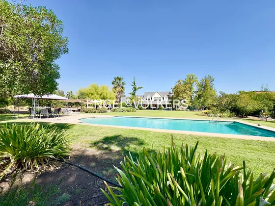 Casa Con Amplio Jardín En Chicureo
