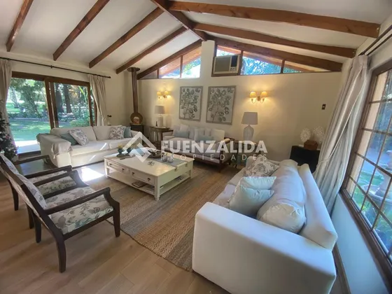 Casa En Venta En Terreno Urbano De 4 Dorm. En Maipú