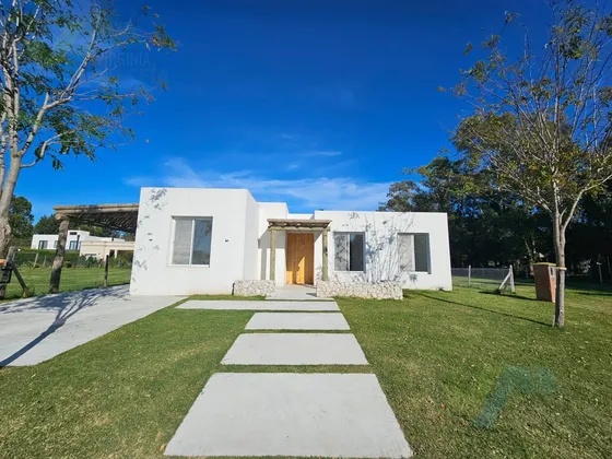 Casa En  Venta 5 Ambientes - Barrio Cerrado Santo Tomás -  Pilar - Posibilidad De Financiación
