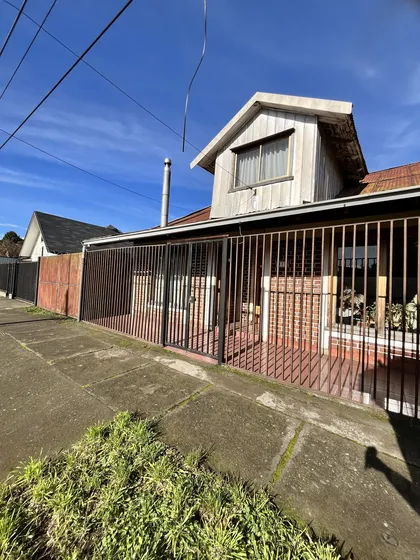 Casa En Venta De 5 Dormitorios- Calle Vergara, Victoria.