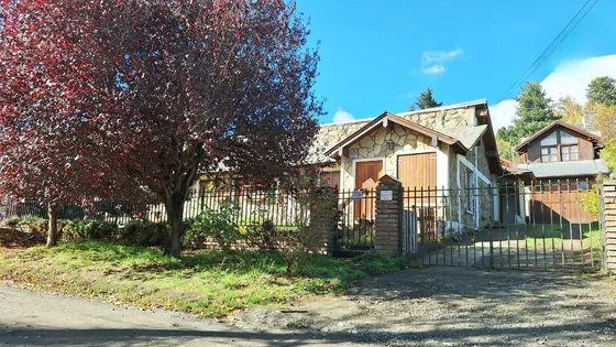 Hermosa Casa Sobre Lote Propio, Con Monoambiente  -barrio Chapelco- San Martin De Los Andes
