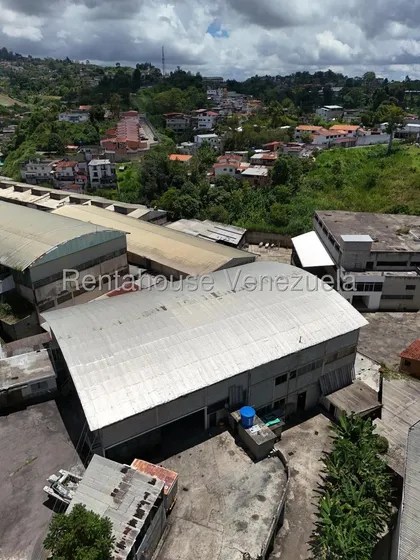 Ms: 25-8905. Se Vende Amplio E Iluminado Galpón En Colinas De Carrizales. A=3.067m2, 7b, 20p.