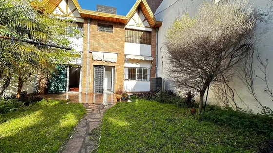 Casa En Haedo -oportunidad - 5 Ambientes - Parrilla - Quincho - Parque - Calefacción Central