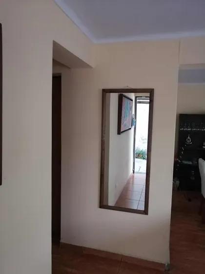 Casa 4 Dormitorios Y 2 Baños. Estacionamiento Para 3 Autos.