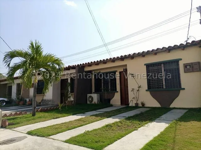 Daniela Linarez Vende Casas En Buena Zona De Cabudare Muy Conservada Con Bellas Areas Socilaes Queda Semiamoblada Y Posee Tanque Subterraneo                                                            