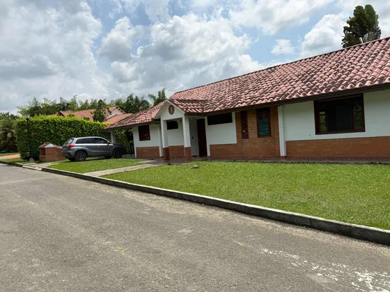 Cómoda Casa De Un Nivel En Cerritos