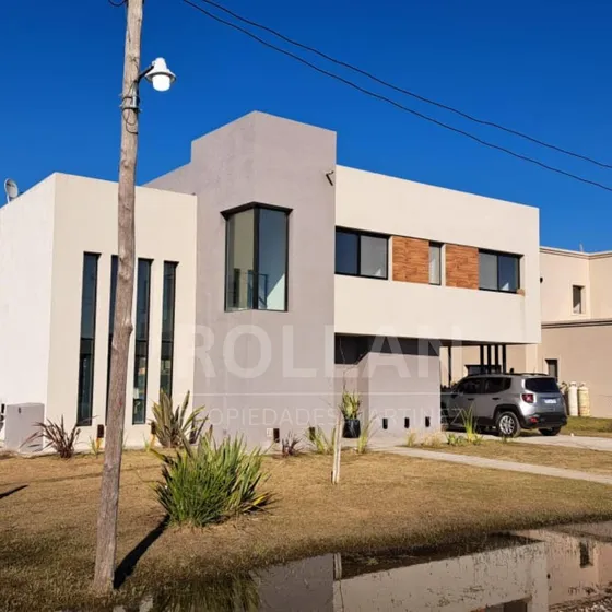 Casa 4 Amb En  Alquiler Con Vista A La Laguna!! Barrio El Ensueño!!