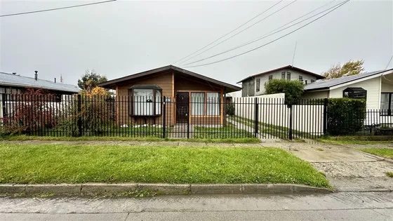 Casa En Venta De 4 Dorm. 2 Baños En Punta Arenas