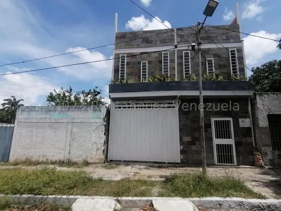 Raiza Suárez Vende Edificio Comercial Ubicado En El Centro 2 4 1 8 0 8 5 Cuenta Con 138 Mts2, 2 Baños, Aire Acondicionado, Oficinas,  En El 3er  Piso Una  Terraza O Puede  Construirse Un  Apartamento.