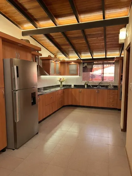Vendo Casa Amplia En Conjunto Residencial Agradable Con Vista Y Seguridad , Cuenta Con Su Cocina Moderna En Tope De Granito , Area De Estar , Biblioteca , Patio Con Zona De Parrillero . Ncbienesraices
