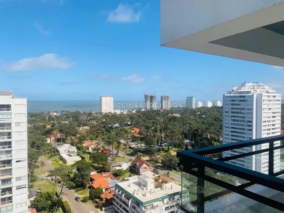 Apartamento En Venta De 2 Dormitorios En Jardines Del Country, Punta Del Este.