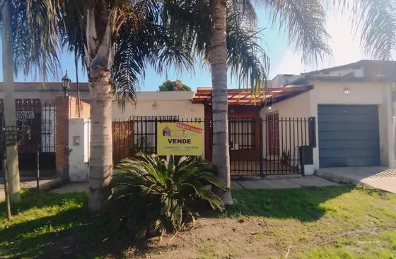 Venta De Amplia Casa 3 Ambientes + Dpto 2 Amb., Fondo Libre De 140 M²