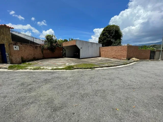 Venta Casa Cumbres De Curumo Tiene 1.519mts. De Terreno, 8 Puestos De Estacionamiento En Calle Cerrada Con Vigilancia Privada.