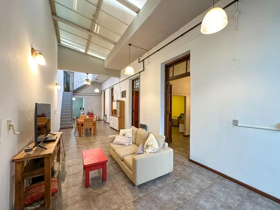 Casa De Pasillo Con 3 Dormitorios, Terraza Y Grandes Ambientes