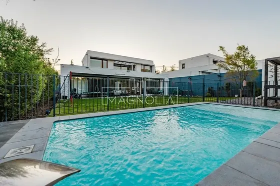 Casa En Venta De 4 Dorm. En Lo Barnechea