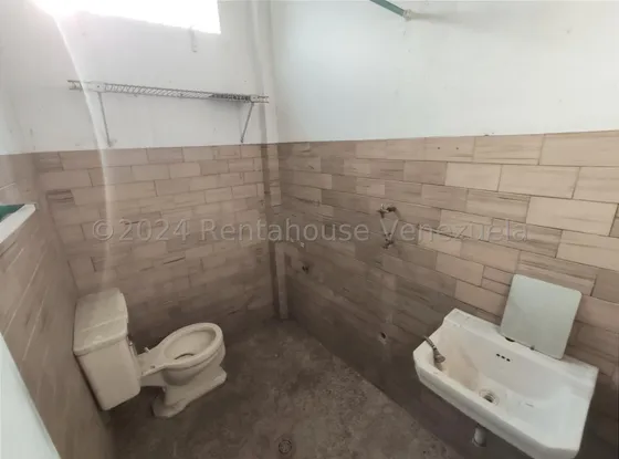 Julian Galindez Vende Locales Con Apartamento En Zona Centro Barquisimeto  #24-20947