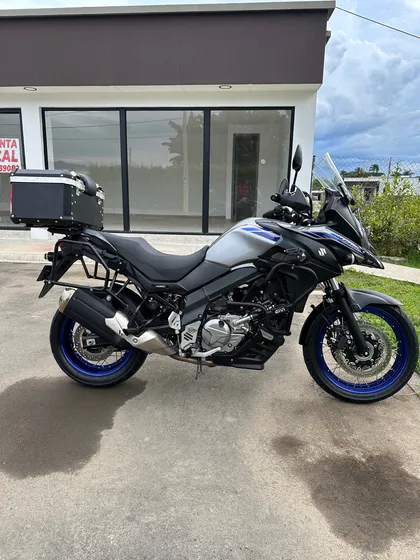Suzuki Vstrom 650 Modelo 2022. Azul, Gris Negro. Original