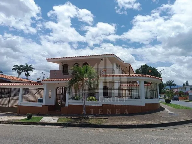 En Venta Hermosa Casa Ubicada En Urbanización Trigal Norte Valencia. St