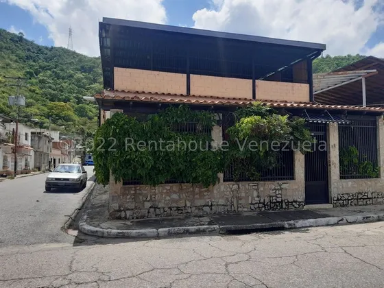 Casa En Esquina En Venta Urb El Milagro Maracay Ideal Para Residencia Estudiantil Cerca De La Ucv Con Local Comercial Kg:25-16251