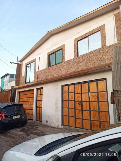 Casa Con Local Comercial, De Tres Pisos.