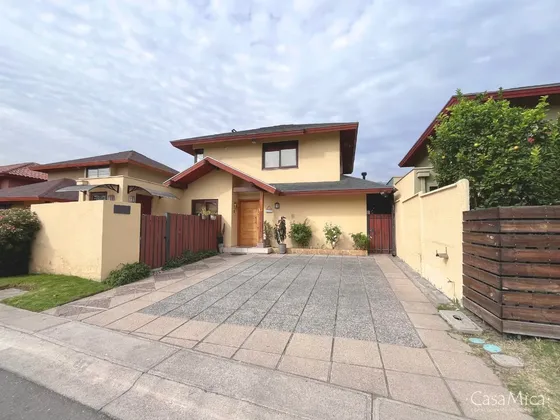Casa Familiar 3d+3b Con Piscina Y Quincho En Condominio 