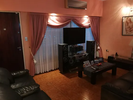 Vendo Hermosa Casa En Castelar Sur 3 Dormitorios + 1 De Servicio Quincho Cerrado Para 20 Personas Con Parrilla, Horno De Barro,dormitorio Y Baño Pileta De 60.000 Litros De Material Detalles De Categor