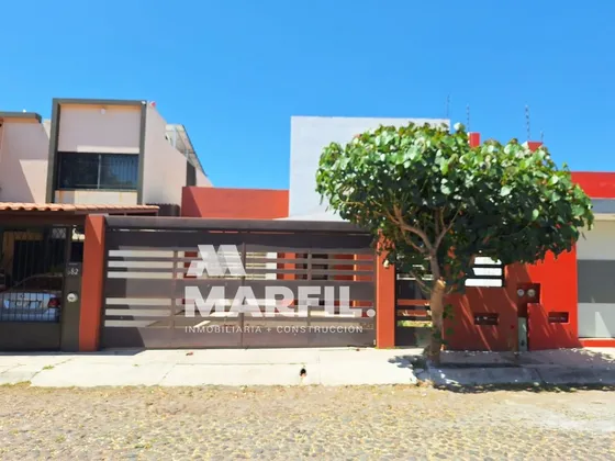 Amplia Casa En Venta De 3 Recámaras, 1 En Planta Baja Al Norte De Colima