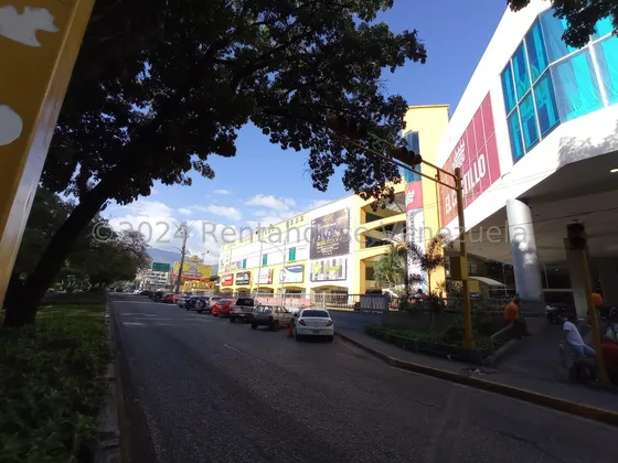 En Alquiler Local Comercial Ubicado En El Estrategico Centro Comercial Las Americas 24-28767 Irrr