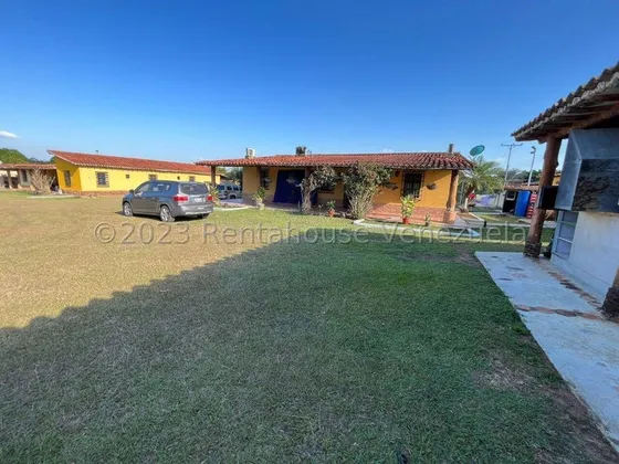 Terreno Amplio Con Casa De Estilo Rústica De . Interiores Con Detalles Auténticos Como Vigas De Madera, Jardines Cuidados Y Grandes Espacios Abiertos.