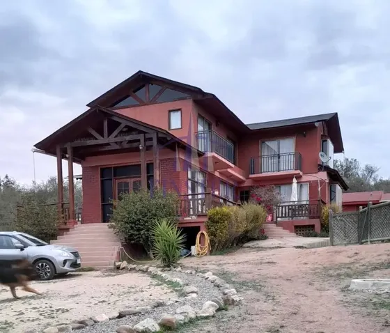 Casa Con Piscina En Valles Del Huinganal 5.000 M2 Limache