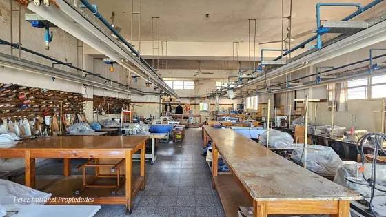 Venta Galpón 2 Plantas De 320.50 M2 En Caseros