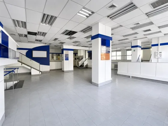 Local Comercial En Arriendo En Santiago, Metro Santa Lucía