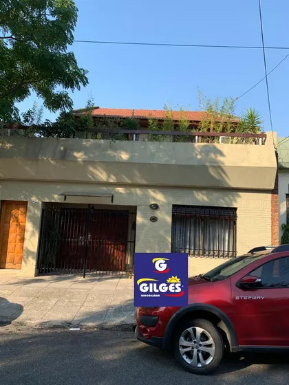 Venta Ph 7 Amb.  En Flores  - Muy Buen Estado Con Cochera, Patio Y Parrilla
