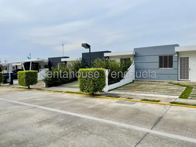 Hermosa Casa En Venta En Cabudare Con Excelente Distribucion Ubicada En Urbanismo Privado Cana Del Sur En La Avenida Intercomunal.cabudare ^+  Tu Asesora Mehilyn Perez +^