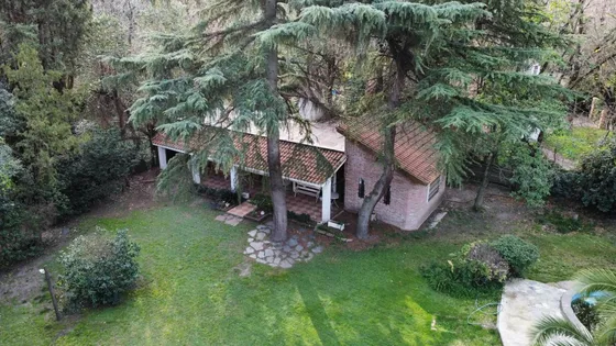 Casa En Venta - 3 Dormitorios 1 Baño - Cochera - 1.417mts2 - Parque Leloir, Ituizangó