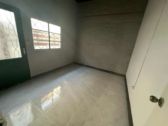 Alquilo Apto Al Frente , 2 Dormitorios,livcom,cocina ,patio $ 16900 Gc $2800 Incluye ,ose,saneamiento,impuestos De Puerta ( Garantias Anda ,porto Seguro)