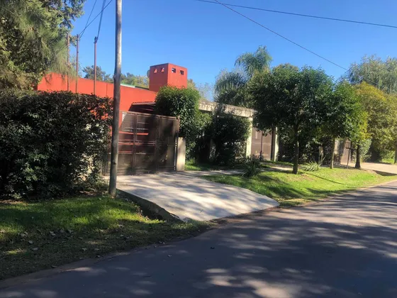 Excelente Casa Quinta  Parque Gorriti Quincho Piscina  250 Mts Cub