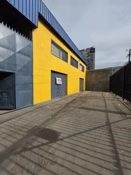 Local Comercial Con Galpón Industrial