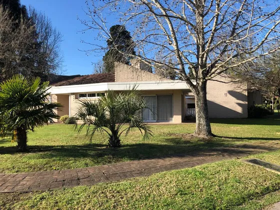 Casa En Venta - 3 Dormitorios 3 Baños - Cochera - 1.044mts2 - Berazategui