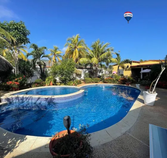 Casa En Sector La Mira, Con Zonas Amplia, Con Vista Hacia La Naturaleza, Y Con Piscina, Nueva Esparta, Margarita