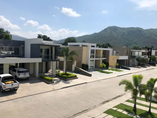Hermosa Casa En Venta En Exclusiva Zona De San Diego, Calle Vip Urbanizacion Las Morochas. St