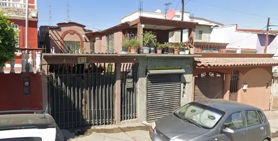 Casa En Remate Bancario En C. Aranjuez, Villa Fontana Ix, Tijuana, B.c. (60% Descuento, Excelente Plusvalía) ¡gran Oportunidad De Inversión! - Sk12