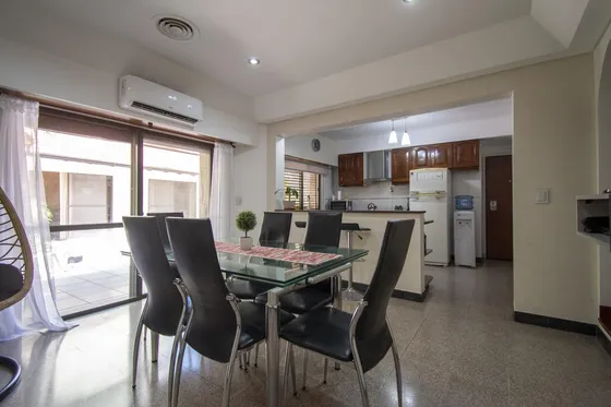 Venta De Espectacular Casa En 2 Plantas Con Cochera, Patio, Terraza Y Quincho - Gerli - Lanus