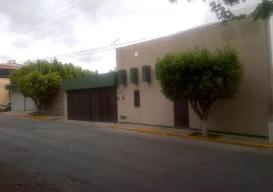 Casa En Excelente Zona Residencial Con Amplio Terreno