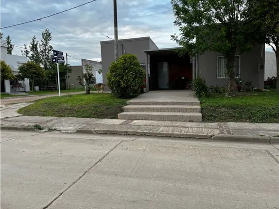 Vendo Casa Con Dos Dormitorios En Caseros, Entre Ríos.